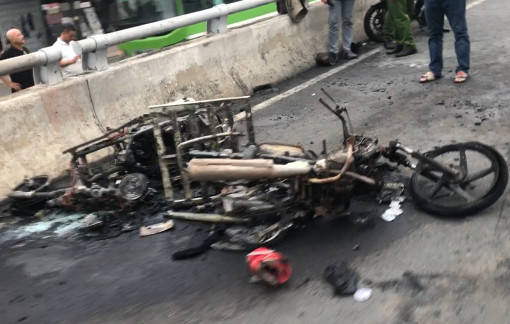 Sau va chạm, 2 xe máy bị cháy trơ khung