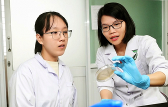 Phó giáo sư, tiến sĩ Nguyễn Thị Thu Hoài: Từ nữ sinh mê sinh học đến nhà nghiên cứu về kháng thuốc