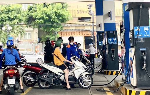 Giá xăng E5RON92 tăng, RON95 giảm nhẹ