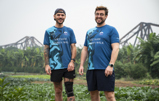 2 thầy giáo đi bộ 2.000km để hỗ trợ trẻ thiệt thòi ở Việt Nam