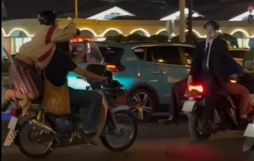 Chở người không đội mũ bảo hiểm, đứng trên yên xe quay clip bị CSGT xử lý
