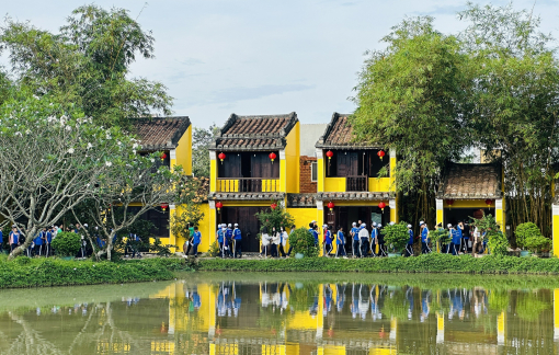 Khách đến Bảo tàng Áo dài không chỉ để thưởng lãm