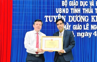 Bộ GD-ĐT tặng bằng khen thầy giáo dũng cảm cứu sống 3 người trong lũ tại Huế