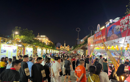 Người dân, du khách đổ về phố đi bộ Nguyễn Huệ trải nghiệm không gian Tây Bắc