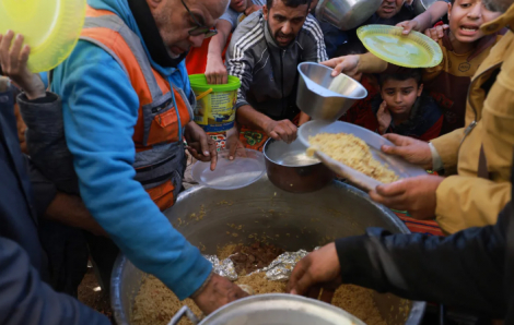 Người dân Gaza đói khát đào tìm thức ăn dưới đống đổ nát