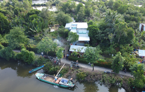 Người thân, hàng xóm lo hậu sự cho 3 nạn nhân trong vụ thảm án ở Cà Mau