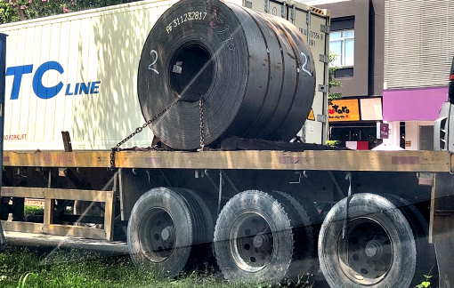 Hiểm họa từ xe chở cuộn thép lăn