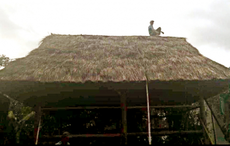 Bài dự thi Những bức ảnh trong đời: Cha ngồi trên mái nhà