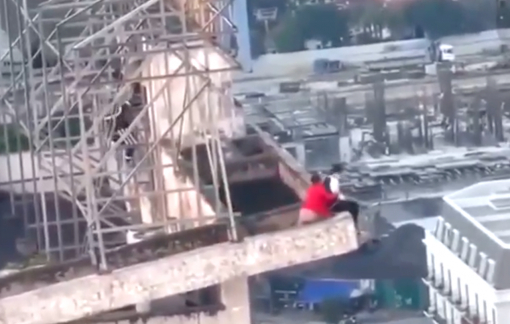 Giải cứu thiếu nữ 19 tuổi leo lên nóc tòa nhà 27 tầng định tự tử