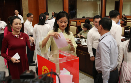 Chủ tịch HĐND TPHCM và Tư lệnh Bộ Tư lệnh TPHCM có số phiếu tín nhiệm cao cao nhất