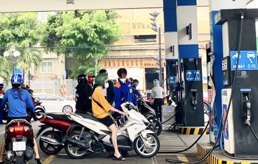 Giá xăng tiếp tục giảm hơn 500 đồng/lít