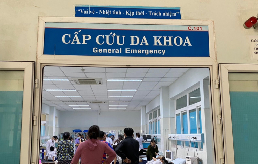 25 học sinh ở Quảng Ngãi nhập viện sau khi ăn thạch của người phụ nữ lạ