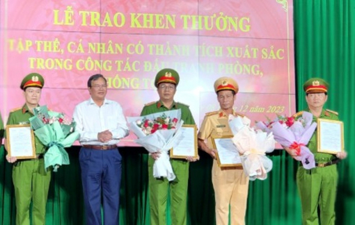 Khen thưởng tập thể, cá nhân có thành tích phá án vụ cướp tiệm vàng ở Trà Vinh