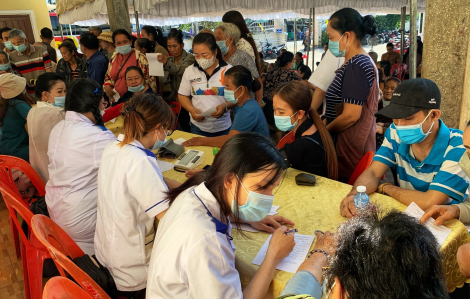 Khám bệnh, phát thuốc và tặng quà cho 500 hộ gia đình khó khăn tại Lào