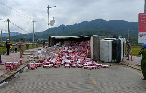 Phú Yên: Lật xe, cả ngàn thùng bia chắn ngang đường làm ách tắc giao thông