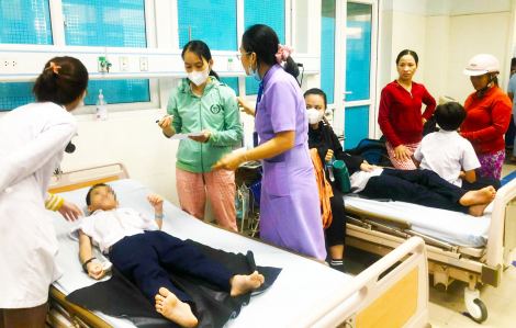 Vụ 25 học sinh ngộ độc ở Quảng Ngãi: Cảnh giác với người phát thực phẩm không rõ nguồn gốc