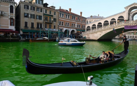 Nước kênh đào Venice biến thành màu xanh lục bảo
