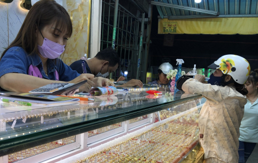 “Đu” đỉnh giá vàng để lướt sóng, nhiều nhà đầu tư lỗ nặng