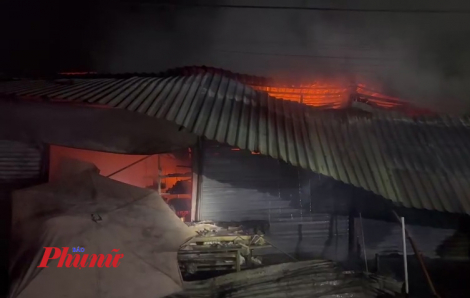Chợ ở Bình Phước bốc cháy trong đêm, nhiều kiot bị thiêu rụi
