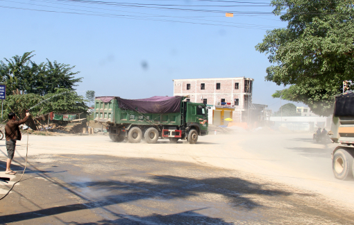 Cả xóm đảo lộn cuộc sống vì bụi đường mù mịt như sương