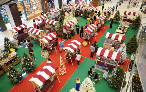 Chị em phụ nữ mê mẩn “Christmas Village” tại TPHCM