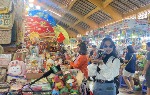 Các TikToker đến chợ Bến Thành chuẩn bị livestream bán hàng