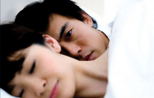 Vợ nói chuyện vui vẻ với người yêu cũ