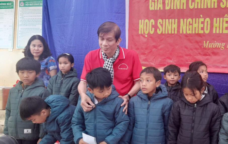Áo ấm mang tấm lòng của đoàn báo chí TPHCM đến với học sinh xã Mường Lói