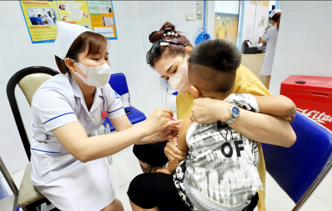 Cha mẹ lo âu vì hết vắc xin chương trình tiêm chủng mở rộng
