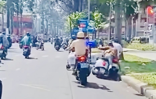 Đang xác minh vụ clip CSGT ở TPHCM đạp ngã xe máy nam thanh niên