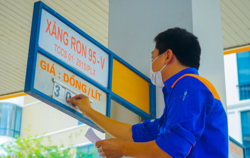 Giá xăng giảm thêm gần 1.000 đồng mỗi lít