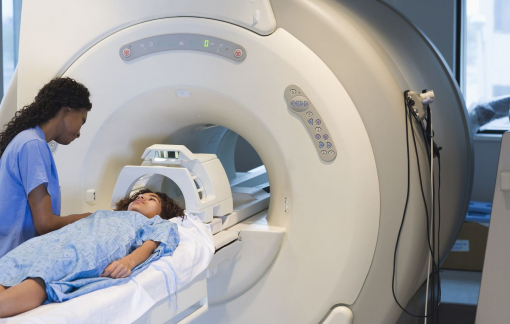 Suýt chết vì đem súng vào máy chụp MRI