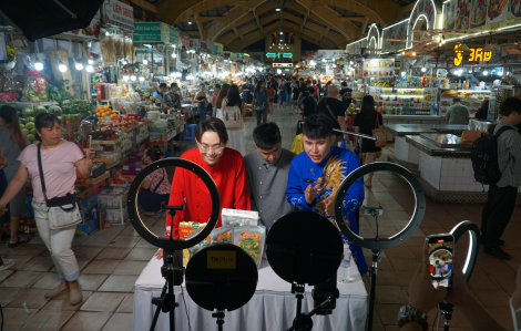 Các phiên livestream ở chợ Bến Thành thu hút ‘triệu view’, người mua nườm nượp