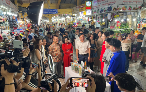 Lãnh đạo TPHCM đến chợ Bến Thành xem tiktoker livestream bán hàng