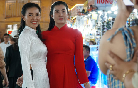 Tiểu thương chợ Bến Thành xúng xính áo dài trong ngày "hội livestream bán hàng"