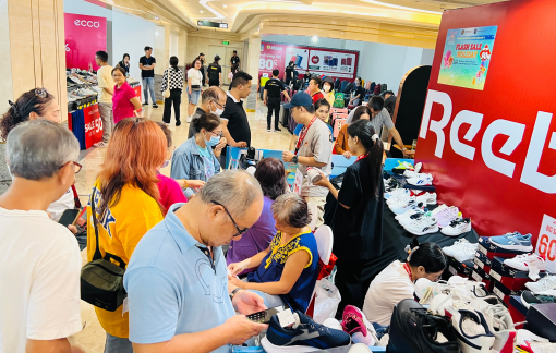 Săn hàng hiệu giảm giá, nhiều khách mua tiếc nuối