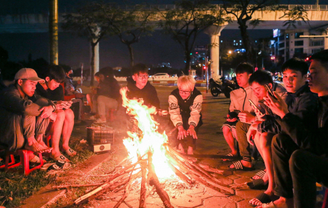 Người dân Hà Nội đốt lửa sưởi ấm trên phố