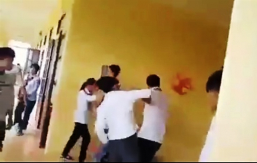 Nam sinh lớp 11 bị nứt xương sọ não vì xô xát với bạn