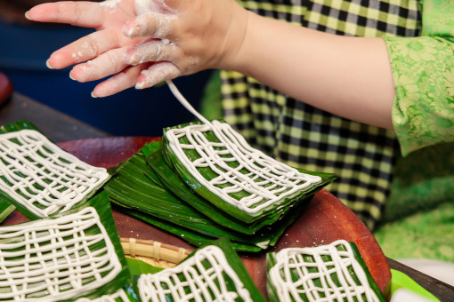 Thực khách Sài Gòn "mê tít" cách làm bánh nghệ Gò Công