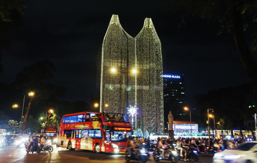 Người dân TPHCM thích thú chiêm ngưỡng vẻ đẹp Nhà thờ Chính tòa Đức Bà về đêm