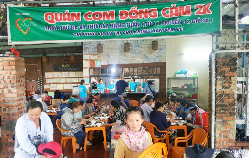 Quán cơm Đồng Cảm tính tiền bằng nụ cười