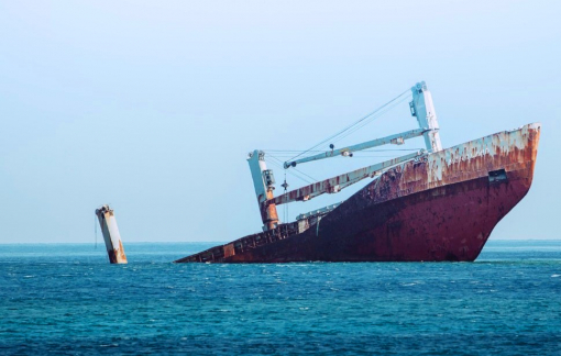 Tàu hàng chở 9 thuyền viên chìm trên biển, 2 người mất tích