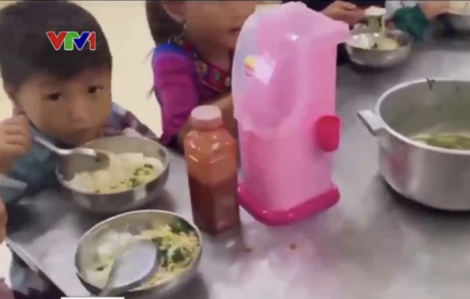 Hình ảnh 11 học sinh ăn 2 gói mì chan cơm ở Lào Cai là thật