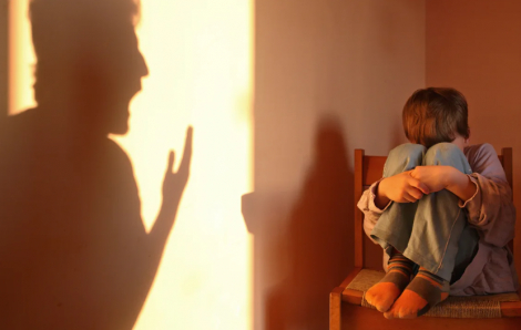 Người lớn la mắng trẻ em có thể gây hại như lạm dụng tình dục hoặc thể chất