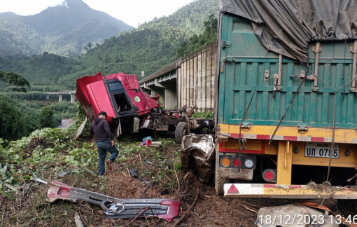 Xe đầu kéo lao xuống vực, 2 người bị thương