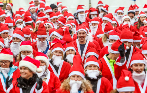 1.000 ông già Noel đi bộ để chào đón Giáng sinh