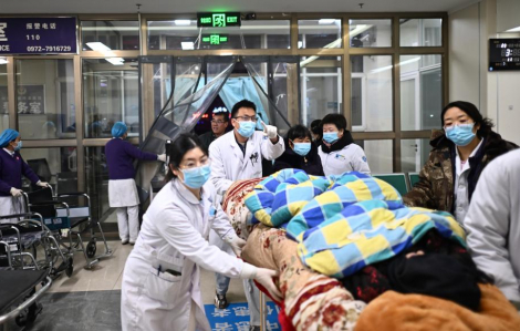 Bệnh viện quá tải, người dân thức xuyên đêm sưởi ấm sau động đất ở Trung Quốc