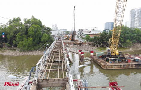 Tháo dỡ cầu sắt Rạch Đỉa 50 năm tuổi để xây cầu mới