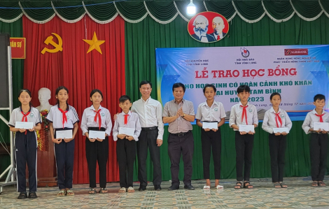 Trao học bổng cho học sinh khó khăn tại huyện Tam Bình, tỉnh Vĩnh Long