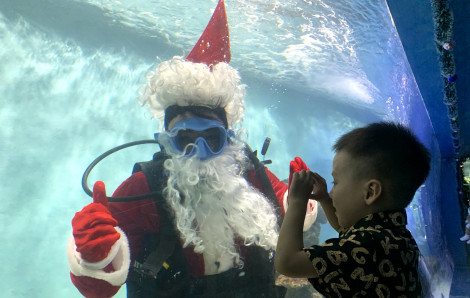 Xem ông già Noel biểu diễn dưới nước nhân dịp Giáng sinh